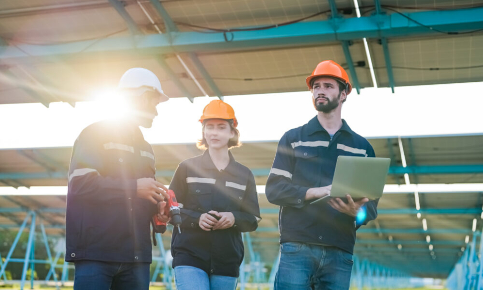 Technician using field service management software to meet customer expectations